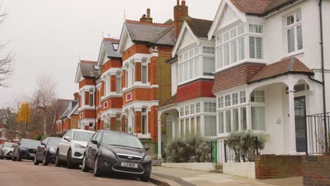 Arquitectura-De-Residencias-De-Twickenham,-En-Una-Calle-Histórica-De-Londres,-Inglaterra