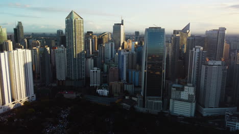 Vista-Aérea-Volando-Alrededor-De-Edificios-En-El-Distrito-Central-De-Negocios-De-Makati,-Manila.