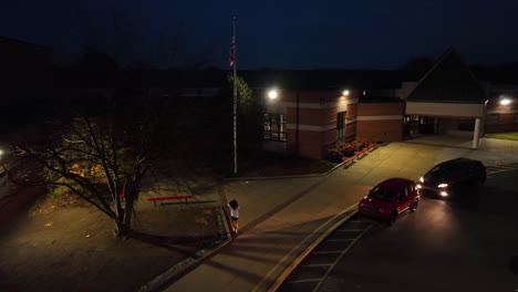 Amerikanische-Flagge-In-Der-Schule-In-Der-Abenddämmerung