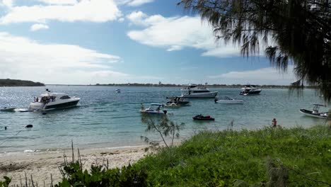 Familien-Versammeln-Sich-Auf-Der-Wave-Break-Island,-Um-Den-Australischen-Feiertag-Zu-Feiern