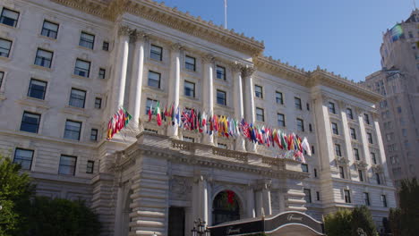 El-Exterior-Frontal-Del-Hotel-Fairmont-En-San-Francisco,-California:-Toma-De-ángulo-Bajo