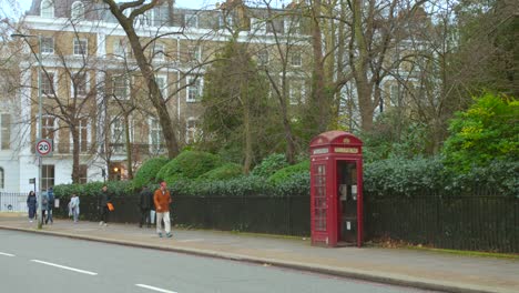 Calle-Tradicional-De-Cabinas-Telefónicas-En-La-Ciudad-De-Londres,-Inglaterra