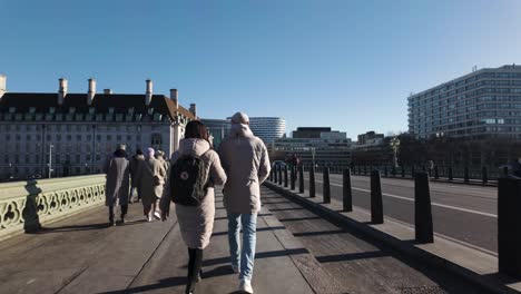 POV-Caminando-Detrás-De-Una-Pareja-De-Turistas-Caminando-Sobre-El-Puente-De-Westminster-En-Un-Día-De-Invierno-De-Enero