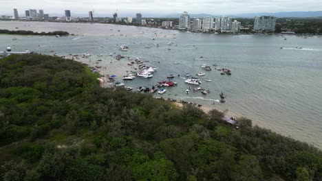 Junge-Leute-Versammeln-Sich-Auf-Der-Beliebten-Wave-Break-Insel-An-Der-Goldküste,-Um-Den-Australien-Tag-Zu-Feiern