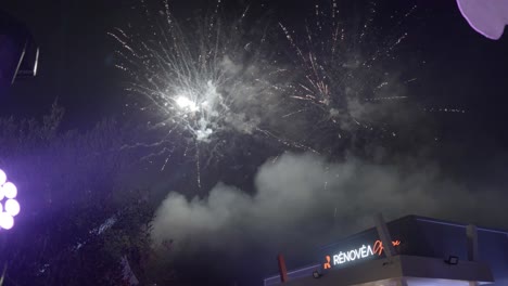 Década-De-Actividad,-El-Décimo-Aniversario-De-La-Empresa-Con-Un-Espectáculo-De-Fuegos-Artificiales