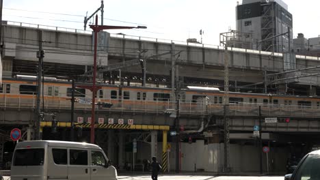 Chuo-Bahn,-Modern-Und-Komfortabel,-Mit-Nah--Und-Schnellverbindungen