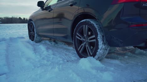 Marco-Del-Coche-De-Desaceleración-Y-Parada-Y-El-Hombre-Sale-Y-Camina-En-Cámara-Lenta-De-ángulo-Bajo-De-Camino-De-Nieve-Acumulada