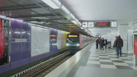 Jungfernstieg-Subway-Station-in-Hamburg,-Germany