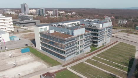 Toma-Aérea-De-Un-Dron-De-La-Sede-De-La-Empresa-Curevac-Ag-En-Tubinga-En-Un-Día-Soleado