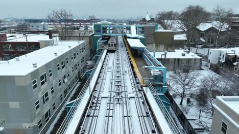 Tren-Septa-En-La-Estación-De-Kensington-Con-Vías-Y-Edificios-Circundantes-Cubiertos-De-Nieve