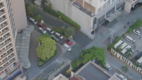 Traffic-at-an-intersection-in-Makati-City,-Manila,-Philippines