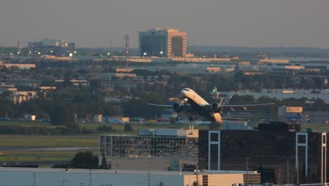 Toma-De-ángulo-Bajo-De-Un-Avión-Comercial-De-Pasajeros-Despegando-De-Un-Aeropuerto-En-Ontario,-Canadá,-Durante-El-Día.