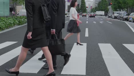 Los-Japoneses-Cruzan-Una-Calle-En-Tokio.