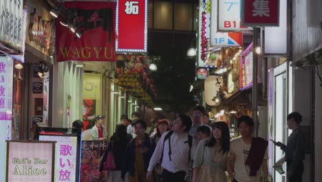 Japoneses-Caminando-Por-Un-Callejón-Estrecho-Por-La-Noche.