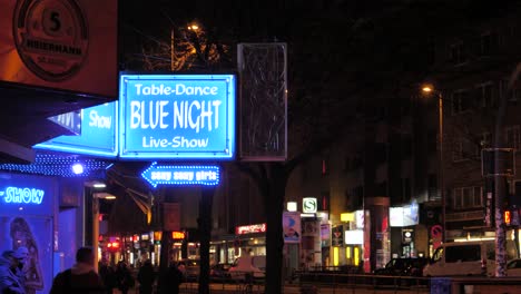 Un-Cartel-De-Baile-De-Mesa-En-El-Barrio-Rojo-De-Reeperbahn-En-Hamburgo,-Alemania,-Por-La-Noche