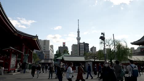 Concurrida-Escena-Pública-En-Los-Terrenos-Del-Templo-Senso-ji-Con-La-Torre-Skytree-Como-Telón-De-Fondo