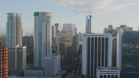 Paisaje-Urbano-De-La-Ciudad-De-Makati-En-Filipinas-Mientras-Se-Pone-El-Sol