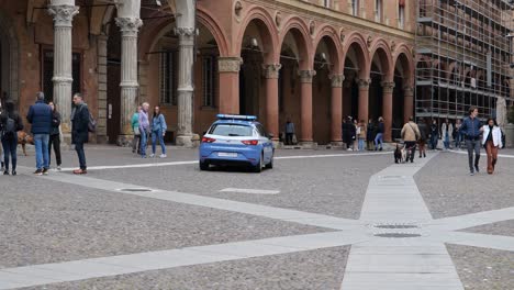 Coche-Azul-Seat-León-De-La-Policía-Italiana-Llamado-Polizia-En-Las-Calles-De-Bolonia,-Italia-En-Cámara-Lenta