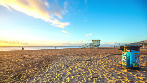 Zeitraffer-Von-Menschen,-Die-An-Der-Strandhütte-Der-Rettungsschwimmer-Vorbeigehen,-Sonnenuntergang-In-La,-USA