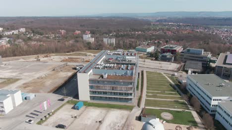 Luftaufnahme-Des-Curevac-Hauptsitzes-In-Tübingen,-Deutschland-An-Einem-Sonnigen-Tag