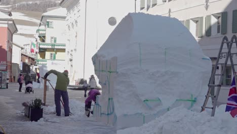 Artistas-Británicos-Trabajan-En-Su-Escultura-De-Nieve,-Inteligencia-Enchufable,-Durante-El-33º-Festival-De-Nieve-De-Los-Dolomitas-En-Innichen---San-Candido,-Tirol-Del-Sur,-Italia