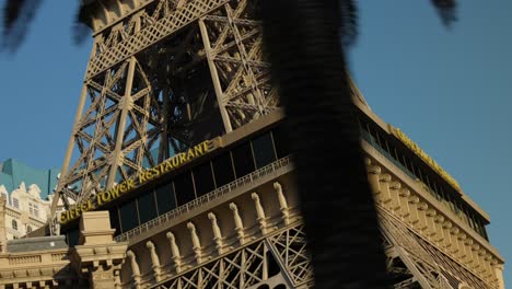 POV-Pasando-Por-El-Restaurante-De-La-Torre-Eiffel-Al-Pie-De-La-Réplica-De-La-Torre-Eiffel-En-Las-Vegas