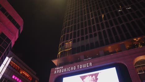 Revelación-Inclinada-Hacia-Abajo-De-La-Vista-De-Japón,-Centro-De-Entretenimiento-De-La-Torre-Kabukicho-En-La-Plaza-Cine-City