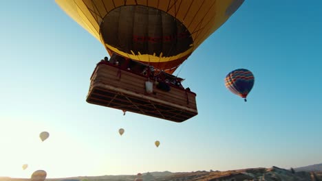 Globos-Aerostáticos-Contra-El-Cielo-Azul-En-Capadocia,-Turquía---FPV-Aéreo