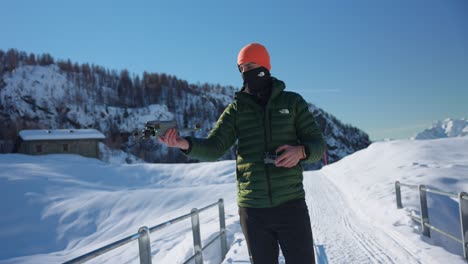 La-Mano-Del-Hombre-Lanza-Un-Dron-Después-De-Comprobar-Las-Condiciones-Seguras-Al-Aire-Libre-En-Invierno.