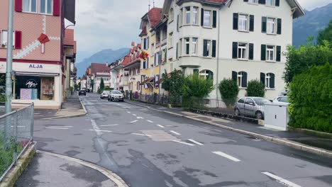 Calles-Interiores-Del-Pueblo-|-Interlaken,-Suiza,-Viajes-De-Inmersión,-Turismo,-Valle-De-Montaña,-Ciudad-Turística,-Europa,-Caminar,-Día-Lluvioso,-4k