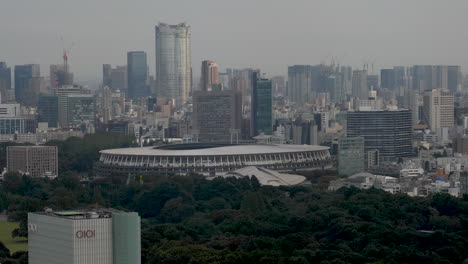 Con-Vistas-Al-Estadio-Nacional-De-Japón-Después-Del-Atardecer-Con-El-Paisaje-De-Tokio-Al-Fondo.