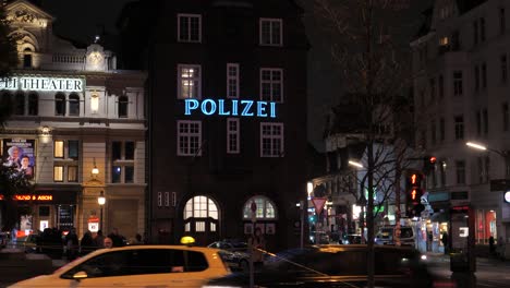 Police-Sign-of-the-famous-Davidwache-on-the-Reeperbahn-in-Hamburg,-Germany-at-night