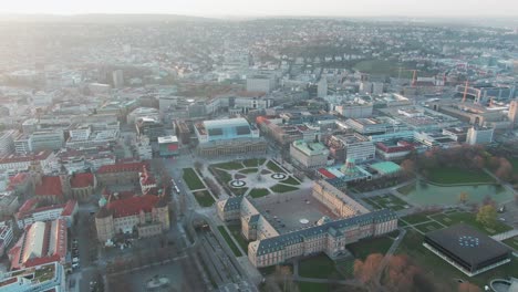 La-Icónica-Schlossplatz-En-El-Centro-De-Stuttgart-Con-El-Nuevo-Palacio,-El-Cubo-Y-El-Pasaje-Del-Edificio-Real-En-El-Centro-De-La-Ciudad.