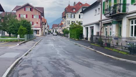 Calles-De-La-Ciudad-En-El-Pueblo-|-Interlaken,-Suiza,-Viajes-De-Inmersión,-Turismo,-Valle-De-Montaña,-Ciudad-Turística,-Europa,-Caminar,-Día-Lluvioso,-4k