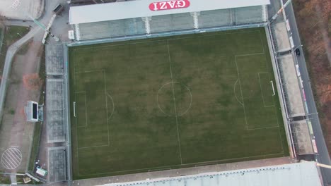 Toma-Aérea-Con-Drones-Del-Famoso-Estadio-Gazi-En-Waldau-En-Stuttgart,-Alemania