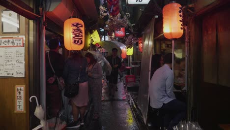 Un-Callejón-Muy-Pequeño-Y-Estrecho-En-Shinjuku,-Tokio,-Japón-En-Una-Noche-Lluviosa.