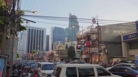 Hauptverkehrszeit-Auf-Einer-Straße-In-Makait-City,-Metro-Manila,-Philippinen