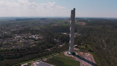 Thyssenkrupp-Testturm-In-Rottweil,-Deutschland-An-Einem-Sonnigen-Tag