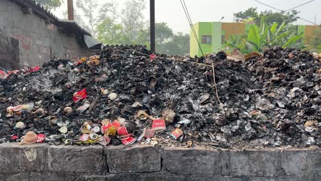 Profile-view-of-large-amount-of-wastes-being-piled-up-at-a-roadside-in-Kolkata,-India