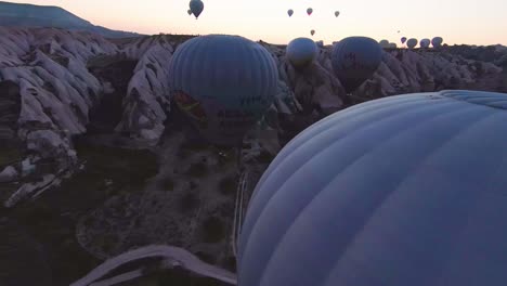 FPV-De-Globos-Aerostáticos-En-Capadocia,-Turquía-Al-Amanecer.