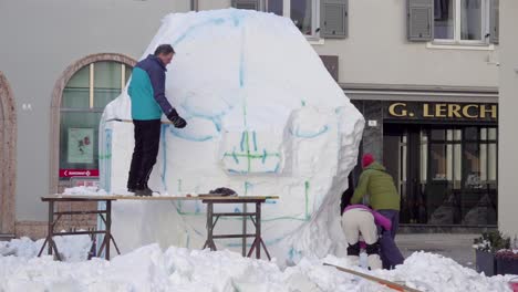 Artistas-Británicos-Trabajan-En-Su-Escultura-De-Nieve,-Inteligencia-Enchufable,-Durante-El-33º-Festival-De-Nieve-De-Los-Dolomitas-En-Innichen---San-Candido,-Tirol-Del-Sur,-Italia