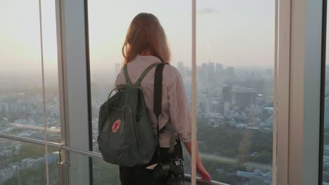 Un-Turista-Occidental-Parado-Frente-Al-Horizonte-De-Tokio-Mientras-El-Atardecer-Disfruta-De-La-Vista