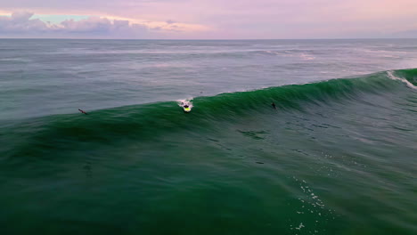 Surfer-Paddeln-Auf-Einer-Großen-Welle,-Die-An-Die-Küste-Von-Manhattan-Beach-Stürzt