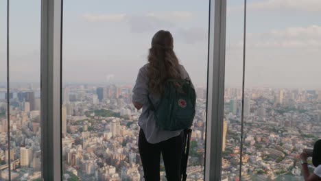 Un-Turista-Occidental-Parado-Frente-Al-Horizonte-De-Tokio-Mientras-El-Atardecer-Disfruta-De-La-Vista