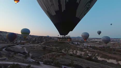 Vuelo-En-Globo-Aerostático-En-Capadocia,-Turquía---FPV-Aéreo