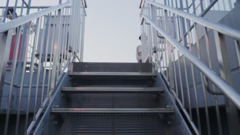 Cámara-Subiendo-Escaleras-Metálicas-Hacia-Una-Pista-De-Aterrizaje-De-Helicópteros-En-Tokio,-Japón