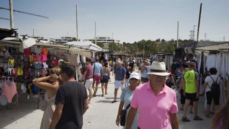 Käufer-Schlendern-Durch-Den-Hauptgang-Des-Marktes-In-Cala-De-Mijas-An-Der-Costa-Del-Sol