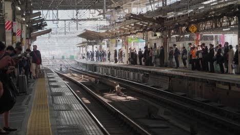 Belebte-U-Bahn-Station-In-Tokio,-Japan-Voller-Pendler