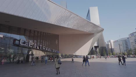 People-walking-and-running-nearby-the-Rotterdam-Centraal-train-station