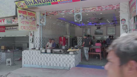 Gente-En-Cámara-Lenta-Haciendo-Comida-Tradicional-India-En-La-Calle-En-Un-Puesto-Del-Mercado-Al-Lado-De-La-Carretera